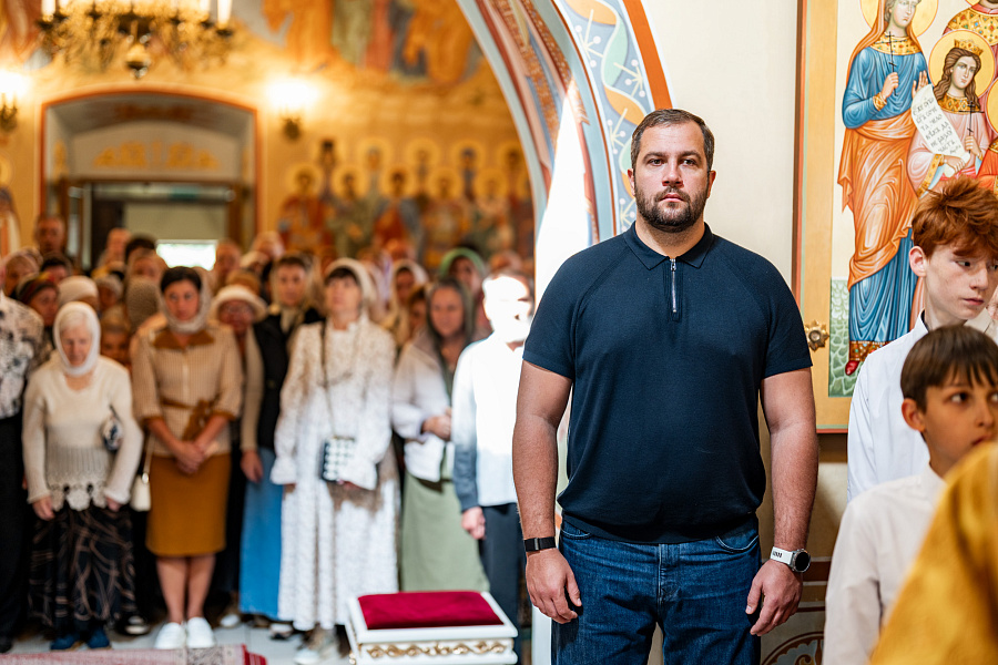 Архиерейское богослужение в Иоанно-Предтеченском храме города Чехова в праздник Рождества Пророка, Предтечи и Крестителя Господня Иоанна